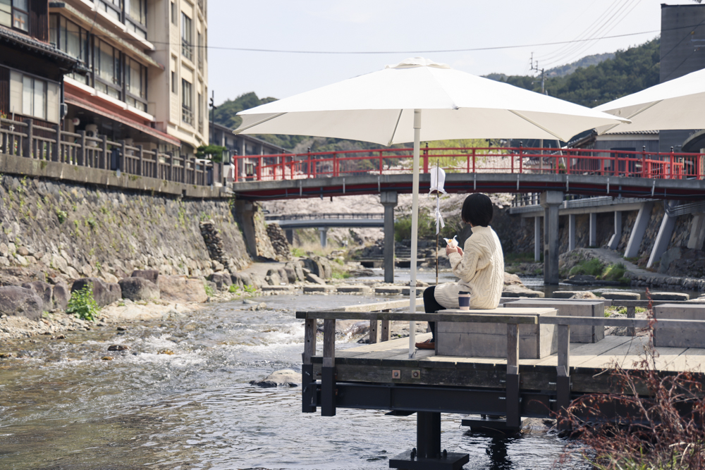 画像：川辺でくつろぐ癒しの時間 長門湯本温泉で春のそぞろ歩き