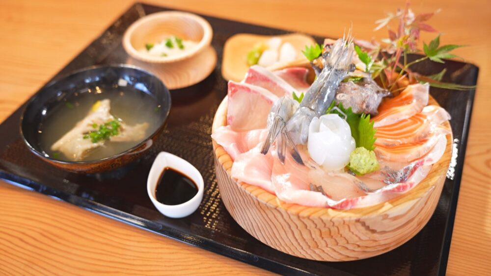画像：”木の器”で味わう海鮮丼　下関市「Rinca」