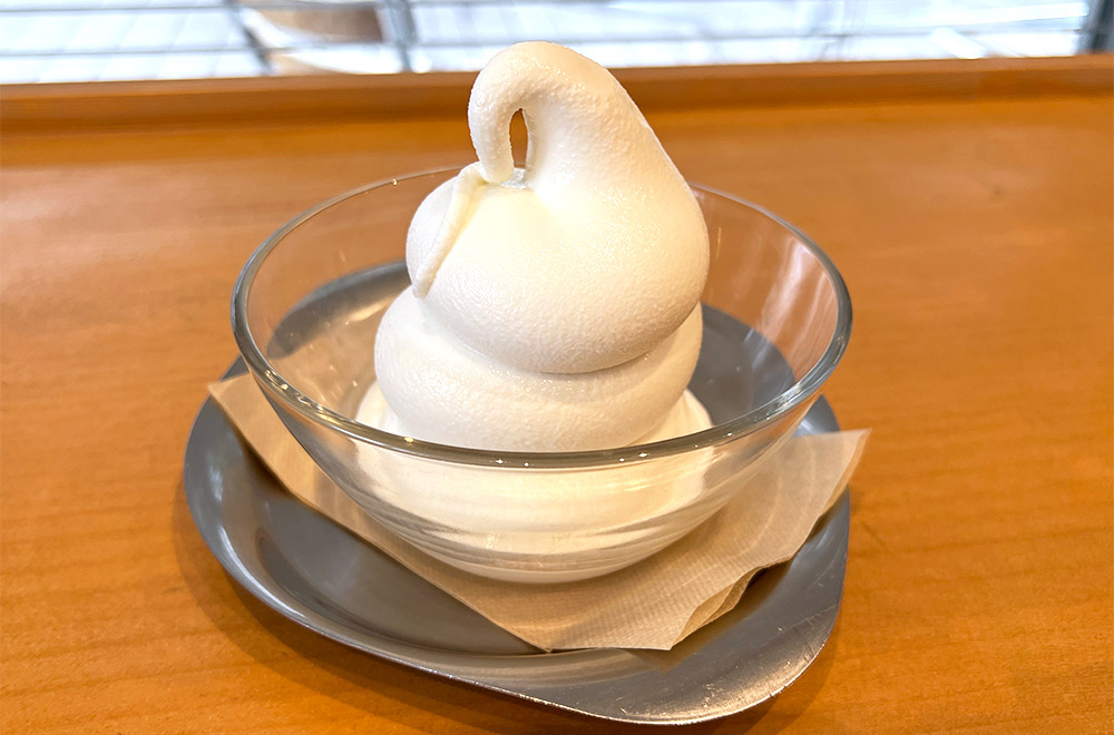 魅惑の味！塩スイーツが食べられる市役所併設のカフェ| 周南市Orange Cafeの牛島の塩ソフトクリーム
