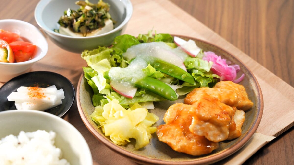 画像：窓いっぱいに広がる風景と、季節の味覚が織りなすひととき　山口市「名田島食堂」