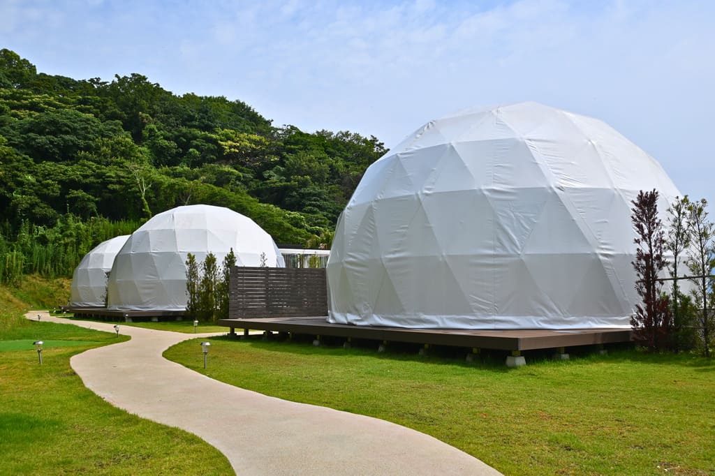 ジャグジー越しに眺める瀬戸内海と星空 柳井市「グランピングリゾート柳井」
