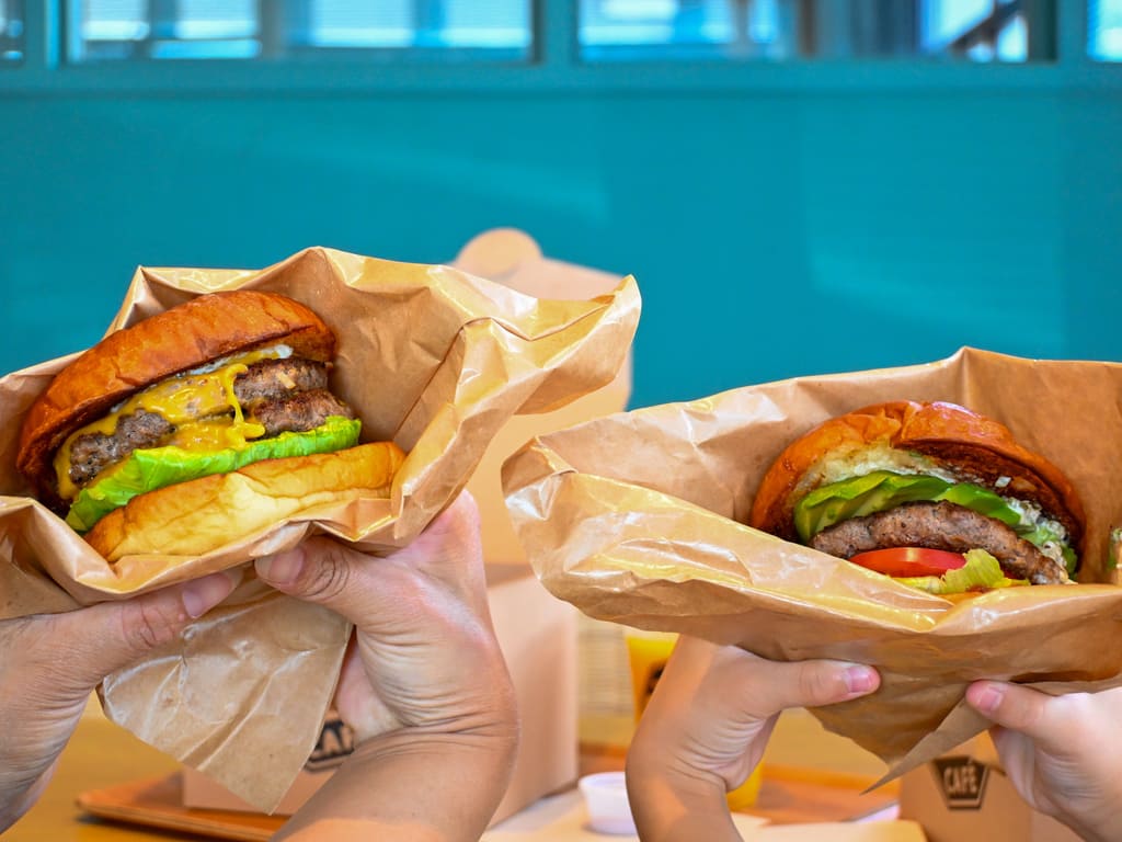 味も見た目も本格派！アメリカンバーガーとスイーツを満喫 岩国市「HACHI-HACHI BURGERS CAFE」