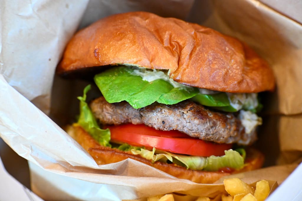 味も見た目も本格派！アメリカンバーガーとスイーツを満喫 岩国市「HACHI-HACHI BURGERS CAFE」
