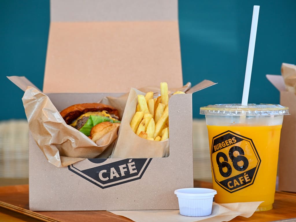 味も見た目も本格派！アメリカンバーガーとスイーツを満喫 岩国市「HACHI-HACHI BURGERS CAFE」