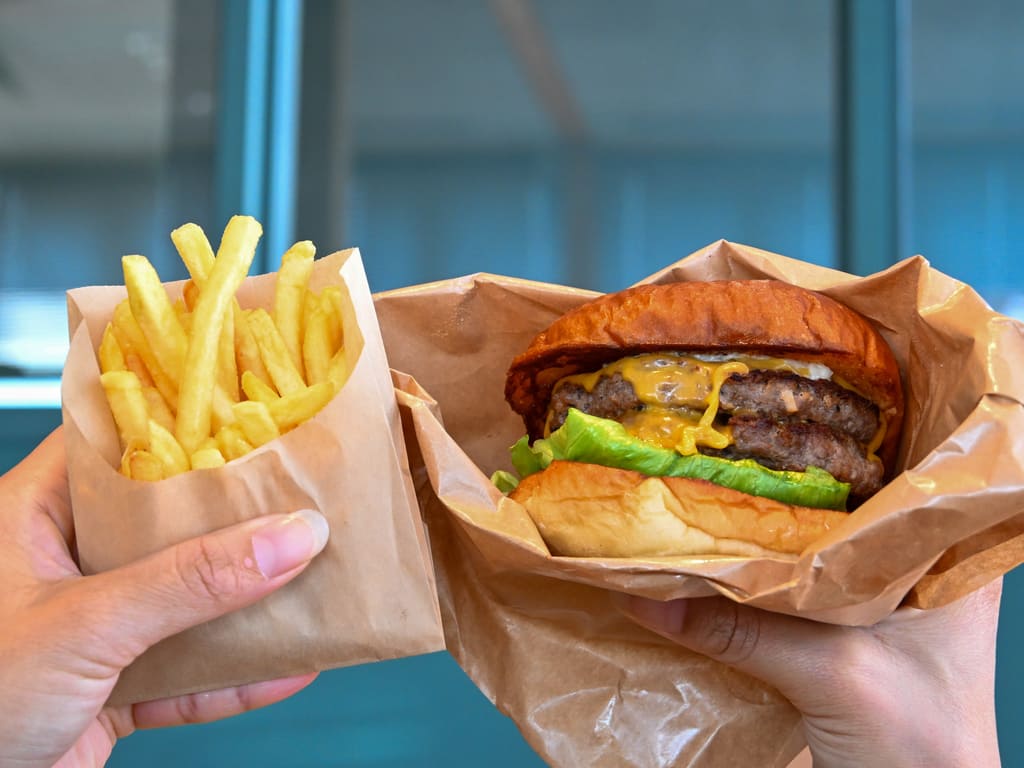 味も見た目も本格派！アメリカンバーガーとスイーツを満喫 岩国市「HACHI-HACHI BURGERS CAFE」