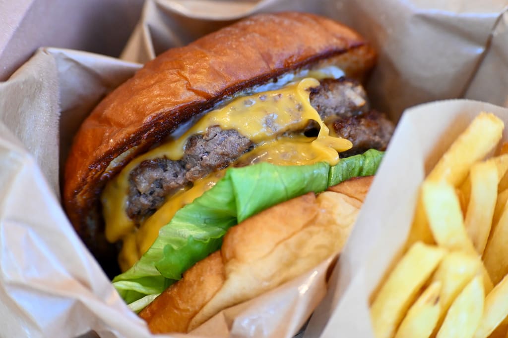 味も見た目も本格派！アメリカンバーガーとスイーツを満喫 岩国市「HACHI-HACHI BURGERS CAFE」