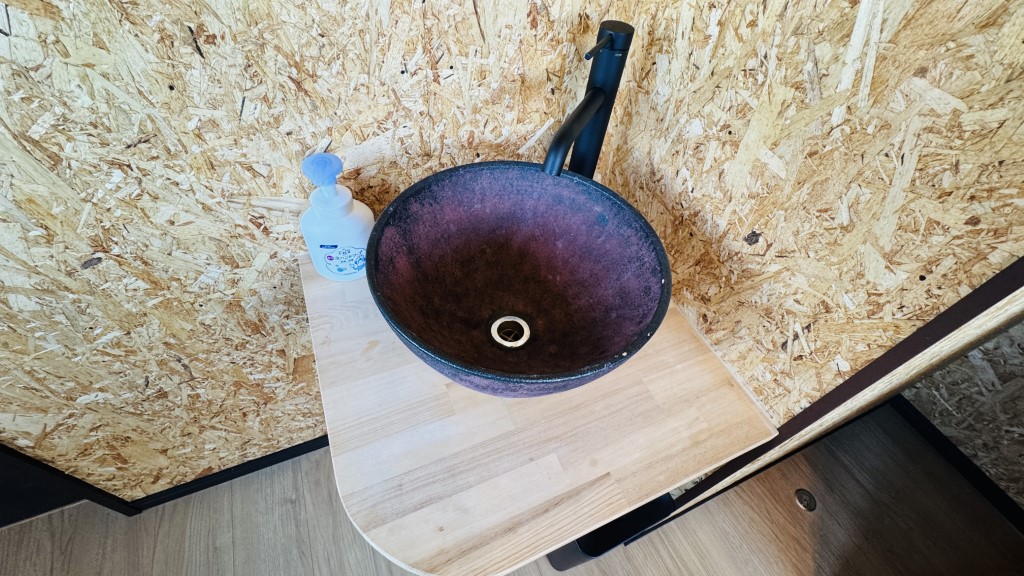 ゲストハウス「バイクヤノニカイ」ダブル洗面ボウル