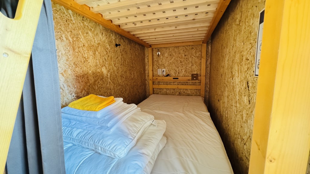 ゲストハウス「バイクヤノニカイ」ドミトリーベッド内