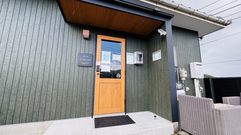 ゲストハウス「バイクヤノニカイ」入口