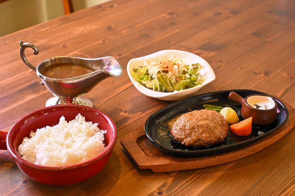 やわらかいハンバーグとカレーが人気の洋食店 岩国市「カフェ&ランチ アリス」