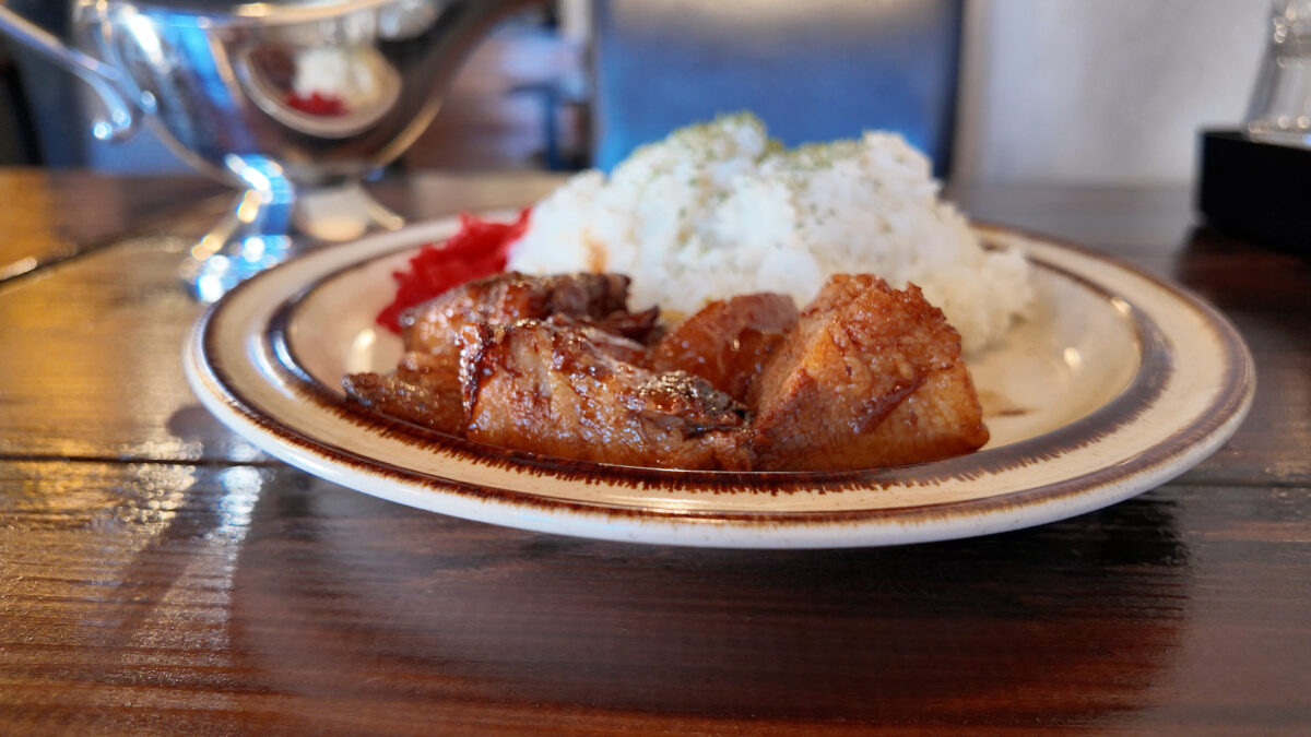画像：“煮豚×カレー”という新境地。昭和レトロな空間でいただく優しい一皿　田布施町「カレーのランプ」