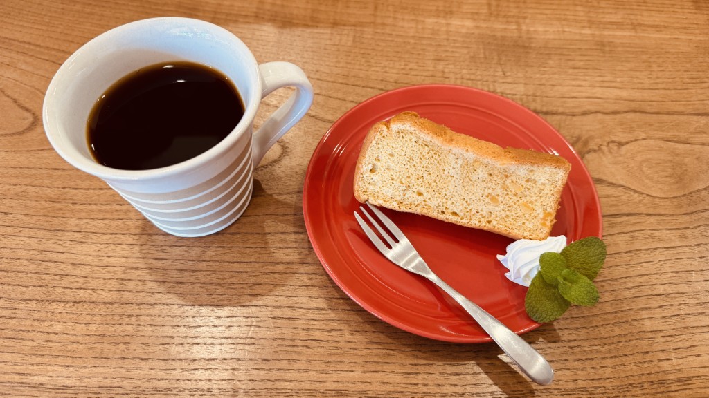 画像：みすゞ通りの玄関口で本格的な一杯を。仙崎で味わう手回し焙煎コーヒーと米粉シフォン　長門市「SNOW DRIP COFFEE」