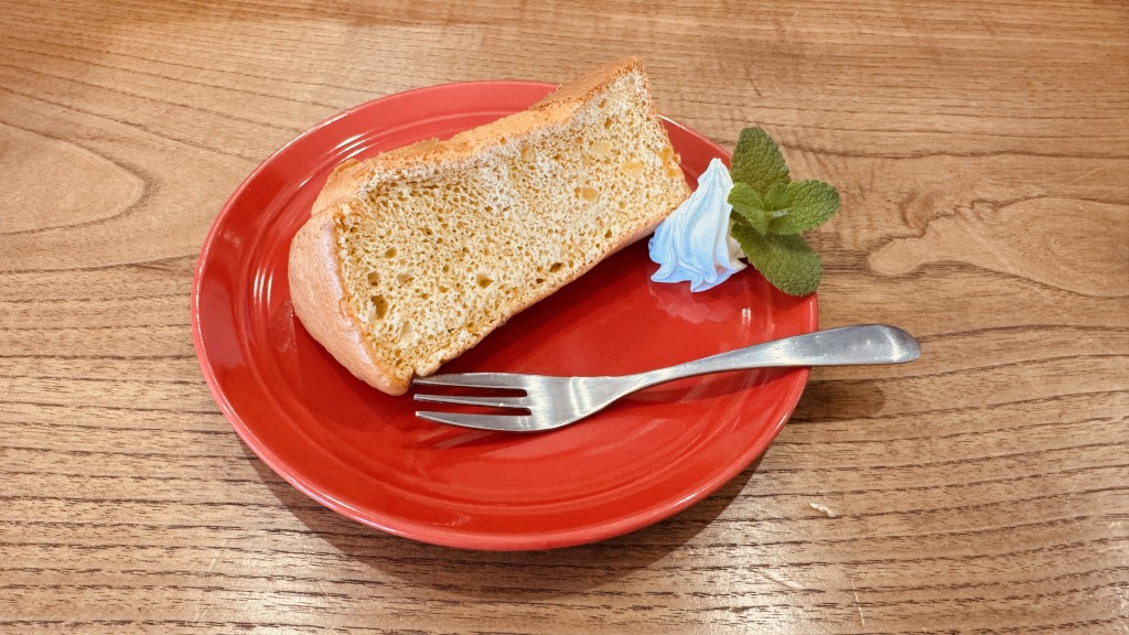 「SNOW DRIP COFFEE」ISATOFARMの有機米粉を使ったシフォンケーキ　季節のシフォン（安納いも）