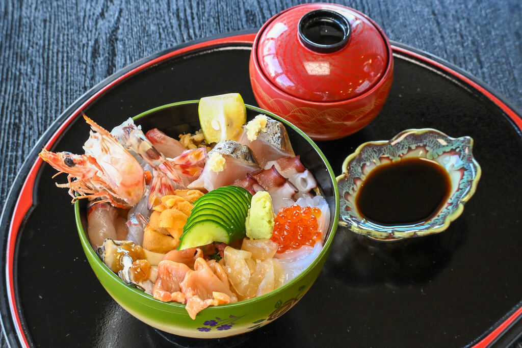 瀬戸内海の魚が味わえて宿泊もできる！周防大島町「料理民宿 かわい寿し」