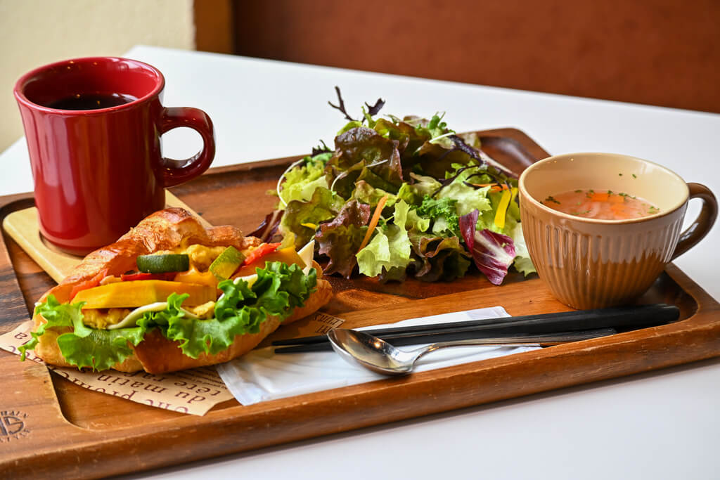 創業100年超のベーカリーで味わうランチと焼きたてパン 周南市「ジャンポールカフェ」