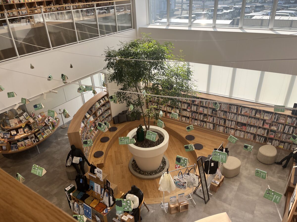 画像：本に囲まれたひとときを。カフェ＆ランチも楽しめる　下関市「ねをはすHOTEL BOOK＆CAFE」