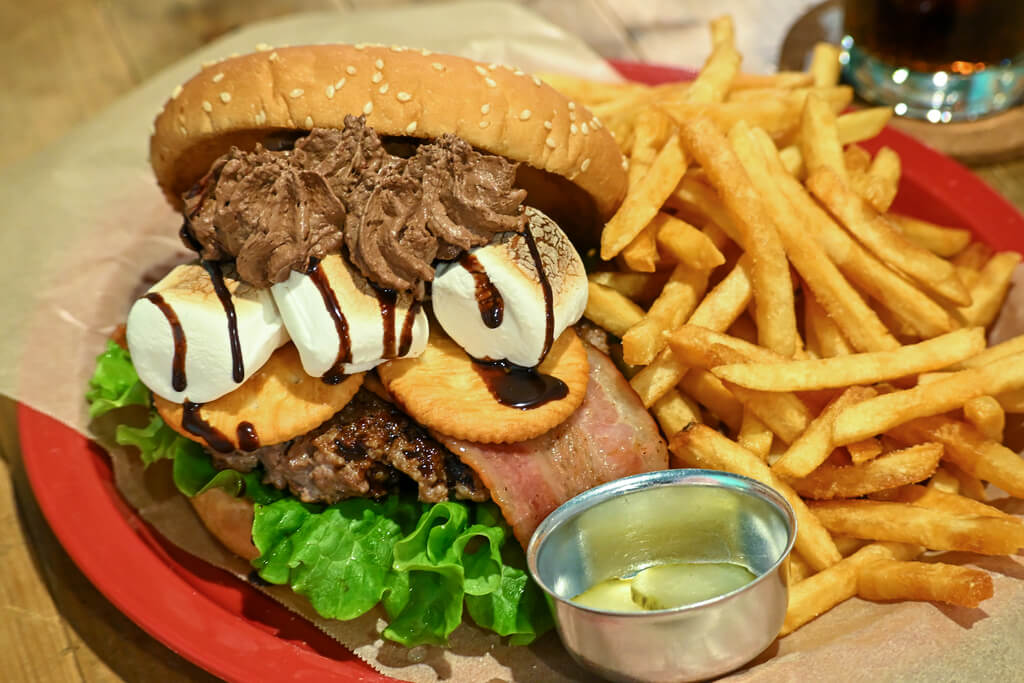 ライブハウスの空間で味わうクラフトバーガー 岩国市「AMERICAN DINER GOODIES(グッディーズ)」