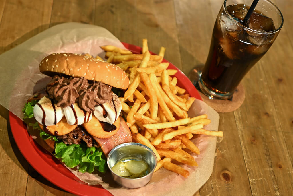 ライブハウスの空間で味わうクラフトバーガー 岩国市「AMERICAN DINER GOODIES(グッディーズ)」