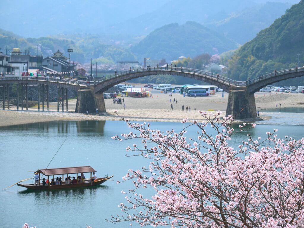 錦帯橋から徒歩約1分の場所にオープンしたカフェとうどん店 岩国市「錦帯べーす。」と「西山水軍総本陣」