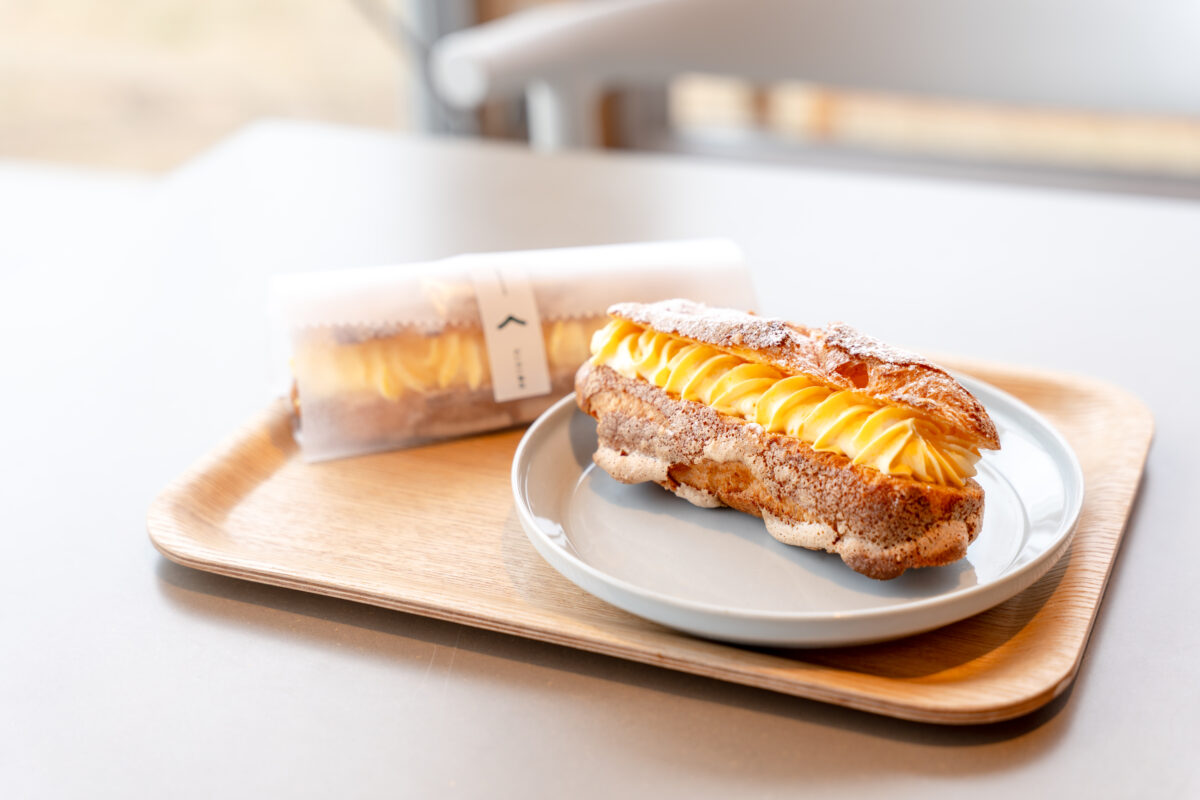 画像：エクレアと本が楽しめる話題店で手頃に楽しめるカフェ時間　下関市「もしもし書店 cafe&books」