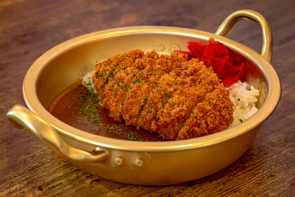 ボリュームもカスタムも自由！ギャル店主が営むカレー屋 防府市「カレーしか勝たん」