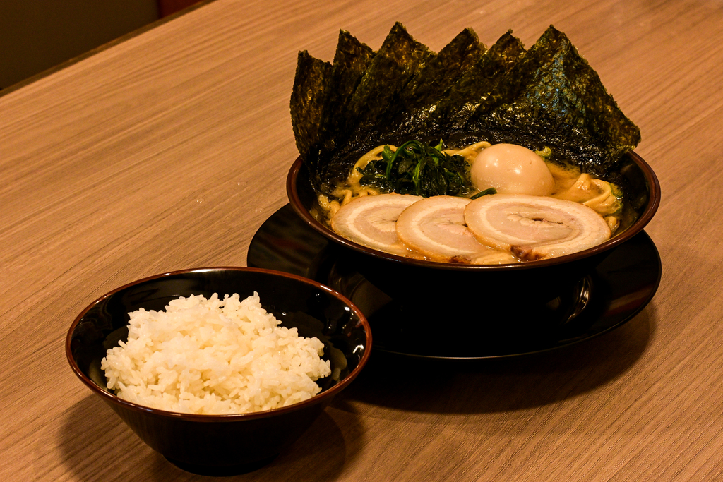 画像:ライスと海苔で楽しむ家系ラーメン 防府市「京いち家 防府店」