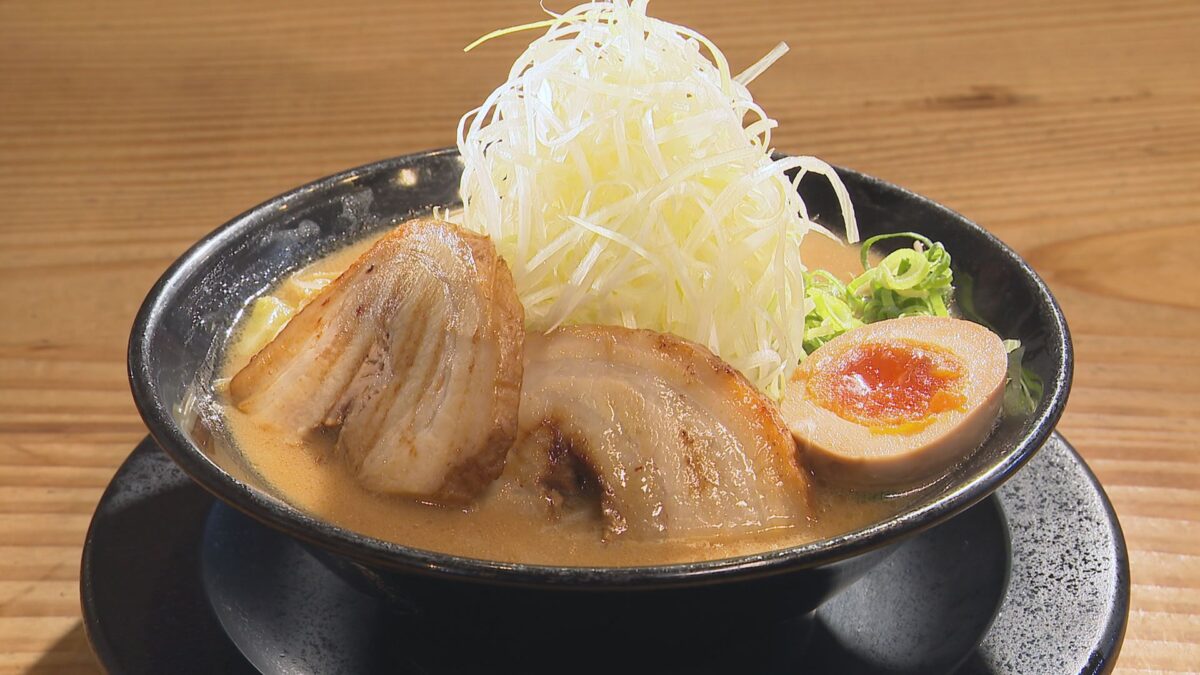 画像:ド豚骨の街に挑む!味噌ラーメンと夏にぴったりの旨辛&冷たい1杯 宇部市「長州屋」