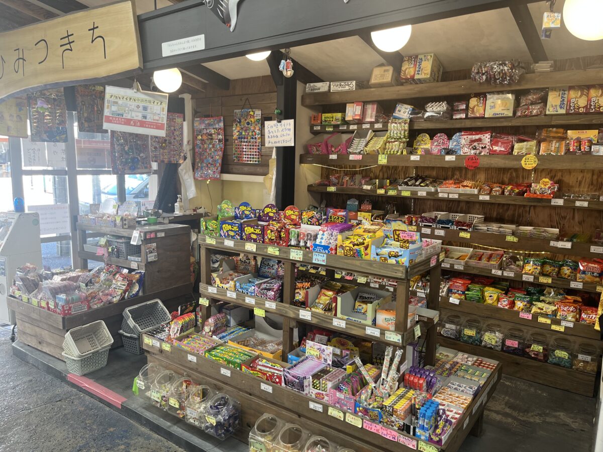 画像:昔ながらの駄菓子とゲームで“わくわく”する時間を 下関市「ひみつきち」